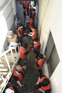 29일 중구 대사동 일원에서 진행한 남대전고 총동문회 사랑의 연탁 2,500장 전달 모습