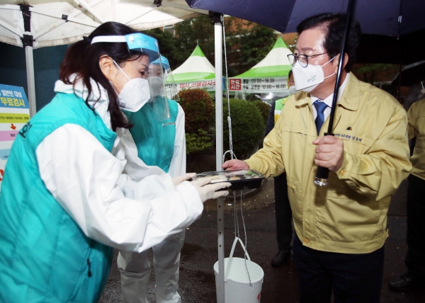 지난 28일 코로나19 예방접종센터 도솔다목적체육관을 찾아  의료진과 자원봉사자들에게 사랑의 도시락을 전달하며, 지치지 말고 함께 이겨내자는 따뜻한 위로를 전했다.