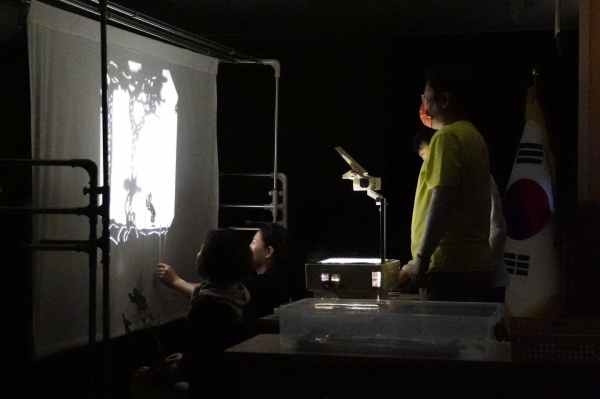 31일 경북 영주시 봉현면 국립산림치유원에서 진행된 숲속 문화공연 참가자들이 그림자 인형극을 관람하고 있다.