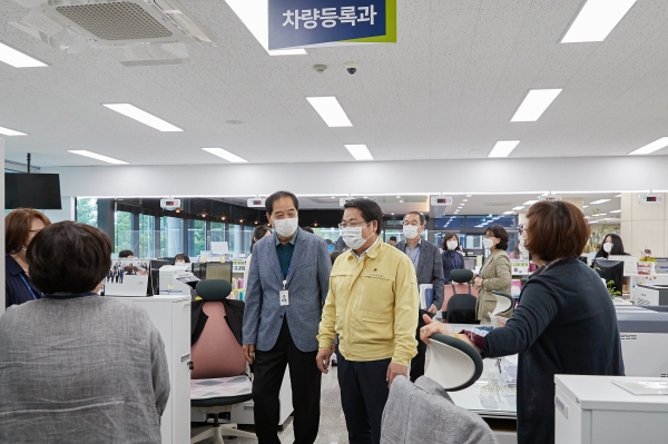 오세현 시장, 차량등록과 방문 수상 축하 및 격려