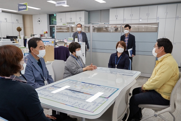 오세현 시장, 차량등록과 방문 수상 축하 및 격려 모습