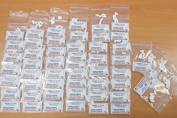 코로나 백신 접종어르신 진통해열제 전달을 위해 소분한 모습