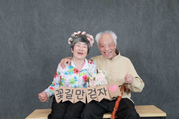군내 노인들과 함께 ‘추억 속으로 사진 촬영’ 행사