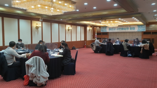 민선7기 공약이행현황 점검 시민배심원 분임회의 장면