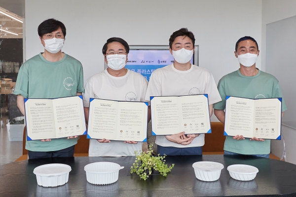 일회용기 플라스틱 배달용기 자원순환사업 업무협약 후 촬영 장면
