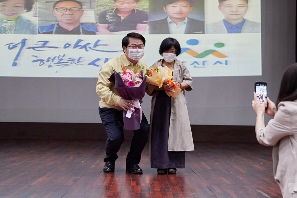 가정위탁모 서기자씨 오세현아산시장과 표창 전수 후 기념사진