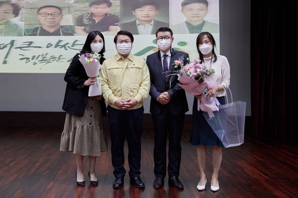 조삼혁 아산시건강가정·다문화가족지원센터장 표창 전수 후 기념사진 장면