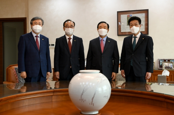 작품 전달식에서 대학 관계자들이 작품을 살펴보고 있다.(왼쪽부터 양병희 목사, 백석대 장동민 교목부총장, 장종현 총장, 송기신 총괄부총장)