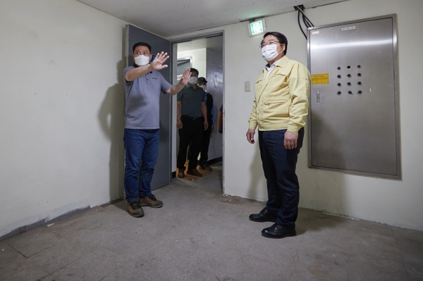 오세현 시장이 공동주택 환경개선사업장 현장을 방문하고 있다