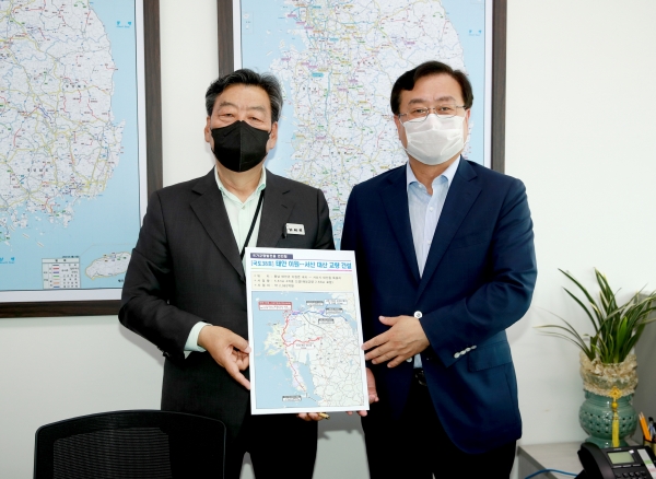 지난 2일 가 군수는 국토교통부를 찾아 주현종 도로국장을 만난 자리에서 이달에 있을 제5차 국도국지도 5개년계획 최종고시에 국도38호선 이원-대산 간 교량 건설 사업이 반영될 수 있도록 강력히 요청했다.