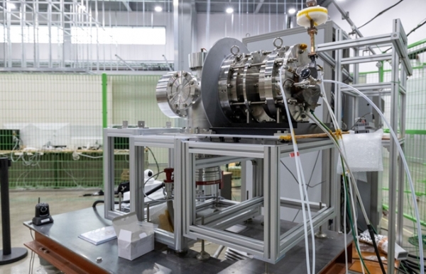 14 GHz 중이온 가속기 이온원 시스템