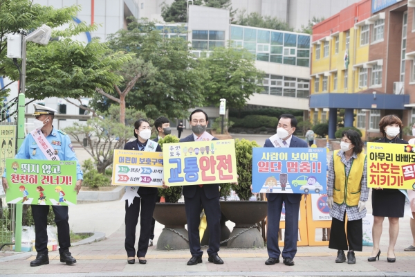 등굣길 교통안전 캠페인 진행 모습-환서초