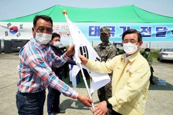 어선 태극기 달기 운동 개최