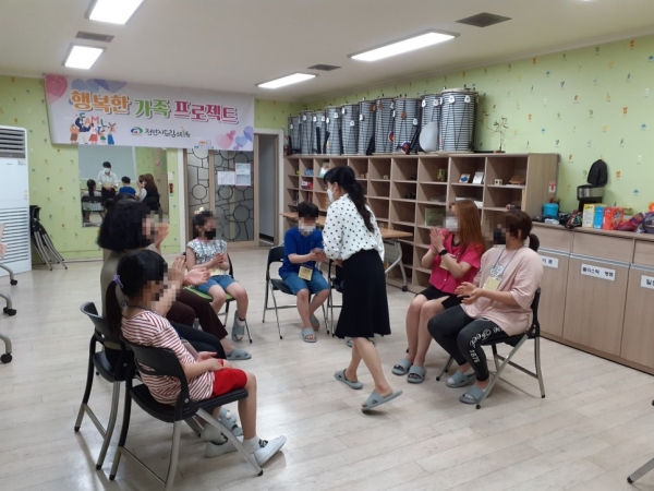 천안시 드림스타트 부모-가족이 함께 참여하는‘행복한 가족 프로젝트’에 초등 고학년 아동들이 참여하고 있다.