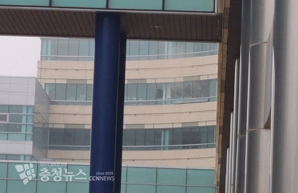 3일 KAIST 문지캠퍼스 한 연구실에서 하얀 연기가 다량 발생해 대피 소동이 벌어졌다. 사진은 사람들이 깬 창문으로 연기가 새어나오는 모습. / 독자제공