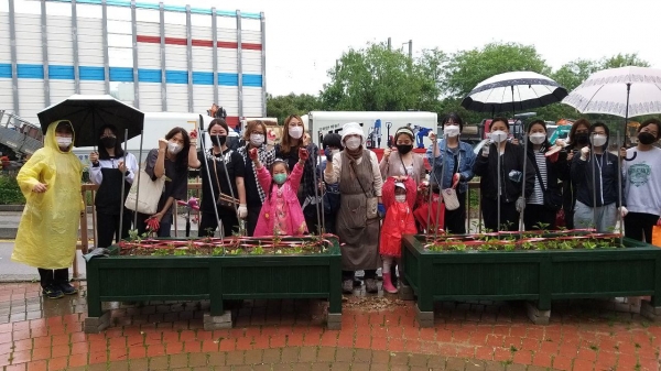 천안시 내 아파트에서 천안시농업기술센터에서 진행 중인 ‘아파트 도시농업 공동문화 프로그램’에 참여하고 있다.