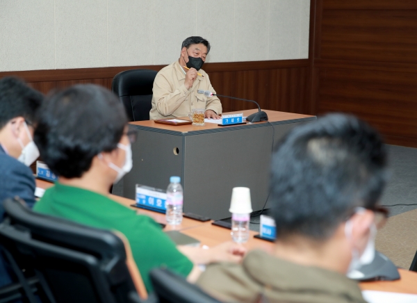 지난 3일 군청 중회의실에서 군 관계자, 설계사무소, 관계기관 관계자 등이 모인 가운데 ‘2021년 상반기 지역설계사무소와의 간담회’를 개최했다.