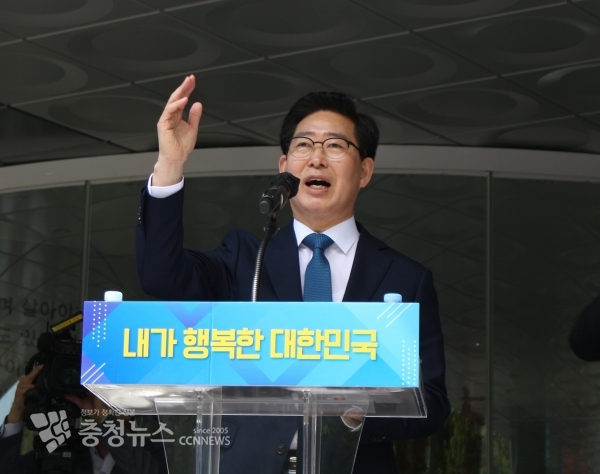 양승조 충남도지사가 12일 세종시 지방자치회관 앞에서 대선 출마를 선언하고 있다.