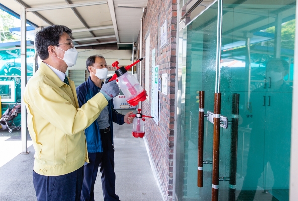 7일부터 군내 경로당 정상 운영-김돈곤 군수 방역 동참 모습