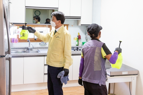 7일부터 군내 경로당 정상 운영-김돈곤 군수 방역 동참 모습