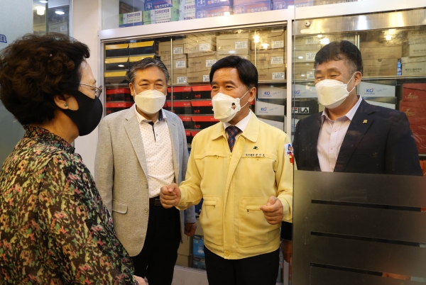 중앙시장 장보기 행사에 동참 중인 황인호 구청장