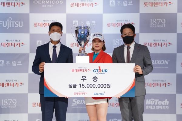 ‘2021시즌 롯데렌터카 GTOUR 여자대회 3차 결선 시상식에서 (왼쪽부터) 골프존 박강수 대표이사, 우승자 한지민, 롯데렌터카 최근영 상무가 기념 촬영을 하고