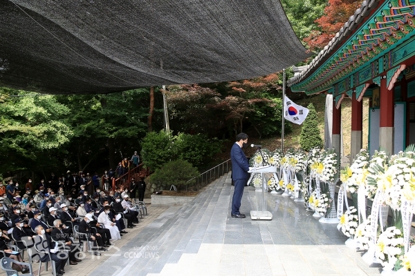 맹정호 서산시장, 유족 및 보훈단체들과 추념식을 열고 추념사하는 모습