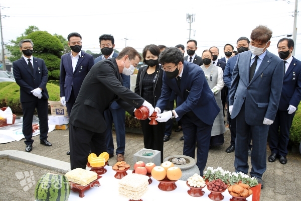 맹정호 서산시장, 서산시의회 의원들과 함께 수석동에 위치한 반공위령탑을 방문해 제를 드리는 모습