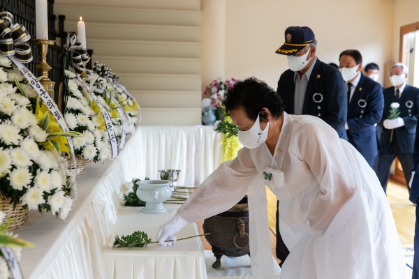 우산 충령사에서 66회 현충일 추념식 거행 분향 모습