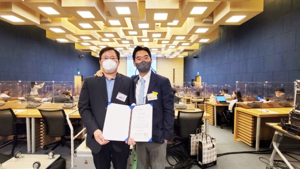 이상곤 교수(사진 오른쪽)와 박사과정 박종태씨가 공동으로 저술한 논문이 ‘한국 IT서비스학회 21년도 춘계학술대회’에서 최우수사례상을 수상했다