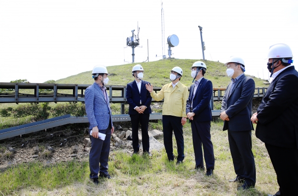 맹정호 서산시장이 조경식 과기부 제2차관, KT 관계자 들과 KT원효봉 국사를 방문해 현장을 점검하는 모습