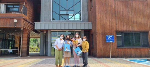 서천 치유의 숲 치유 프로그램 참여자 1천명 달성(1000번째 참여자로 선정돼 선물 증정 모습)