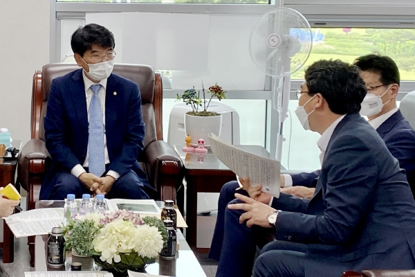 맹정호 서산시장이 8일 박완주 정책위 의장을 만나 현안사업을 설명하고 사업 및 예산 반영을 강력히 요청하는 모습