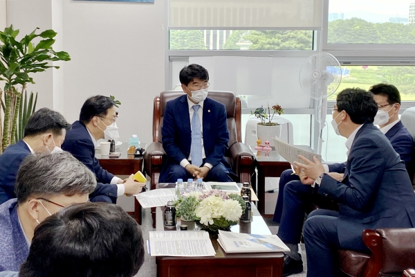 맹정호 서산시장이 8일 박완주 정책위 의장을 만나 현안사업을 설명하고 사업 및 예산 반영을 강력히 요청하는 모습