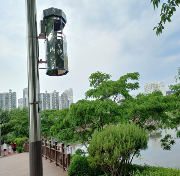 서산 호수공원에 설치된 해충퇴치기