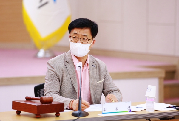 한준섭 위원장이 9일 시청 대회의실에서 열린 서산시지역균형발전위원회 회의를 주재하는 모습
