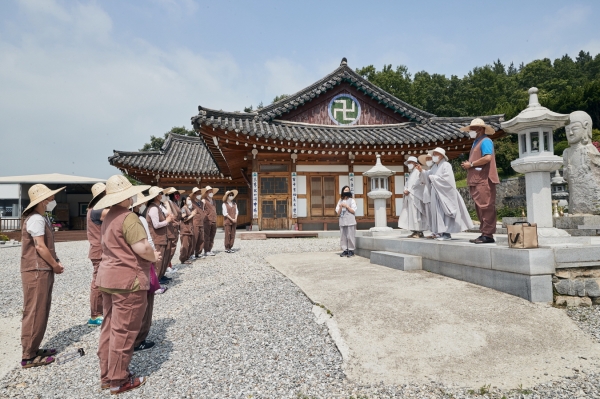 주한미군 및 가족 아산 송암사 팀플스테이 방문 장면