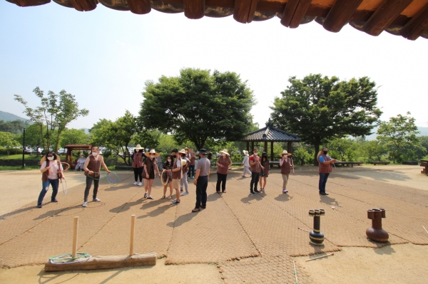 외암민속마을내 전통놀이 체험 장면