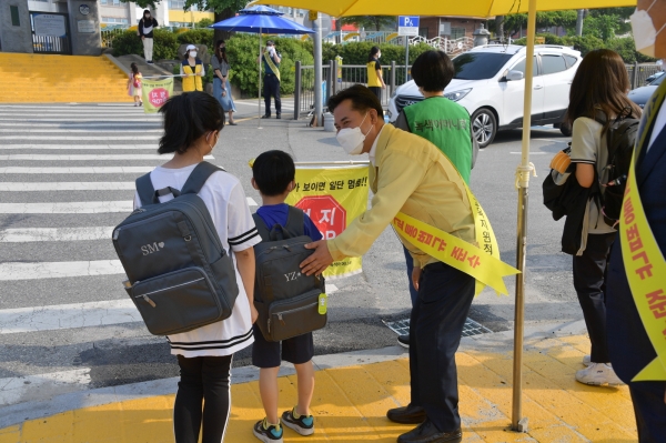 박정현 부여군수 교통안전 지도 캠페인 진행 모습