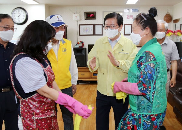 장종태 구청장은 9일 경로당 운영재개에 앞서 월평2동 무궁화 경로당을 찾아 실내ㆍ외 소독과 방역에 만전의 준비