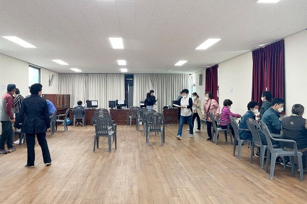 인지면 행정복지센터 현장접수 창구에서 한시 생계지원사업 신청을 받는 모습