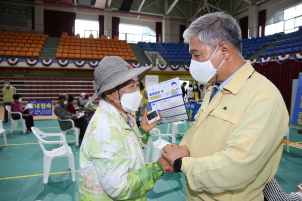 문정우 금산군수가 코로나19 백신 접종을 마친 주민을 격려하고 있다.