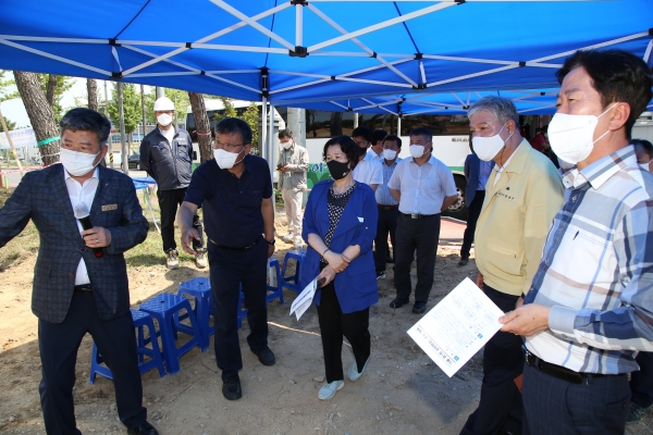 아인수림공원 공사현장을 방문한 문정우 금산군수