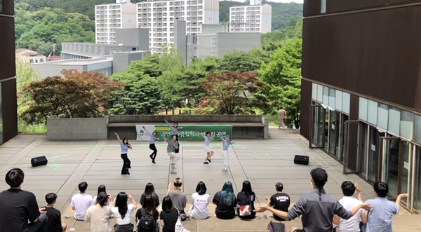 대전대 공연예술융합학과 버스킹 공연 모습.