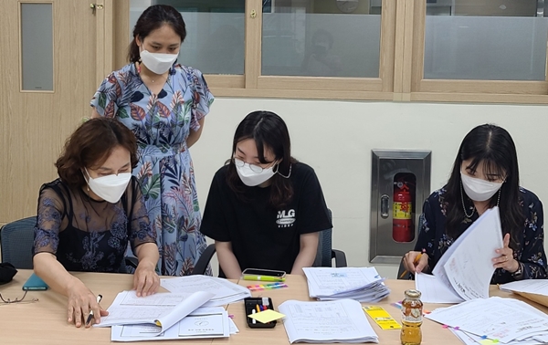 다정고등학교 교원들을 대상으로 학생평가‧학생생활기록부 방문 상담을 실시하고 있다.