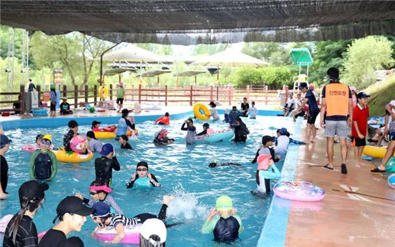 지난 두계천 물놀이장 모습