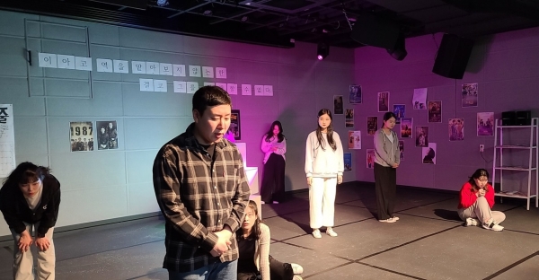 지난 10일 오후 목원대 문화콘텐츠대학 소극장 무대에서 TV영화학부 연기전공 3학년 학생들이 연극 '스테이지 스테이션' 공연연습을 하고 있다.