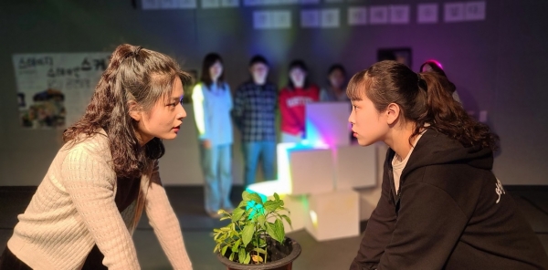 10일 오후 목원대 문화콘텐츠대학 소극장 무대에서 TV영화학부 연기전공 3학년 학생들이 연극 '스테이지 스테이션' 공연연습을 하고 있다.