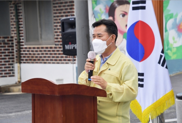 임천장터 독립만세운동 기념비 제막에서 인사말 중인 박정현 군수