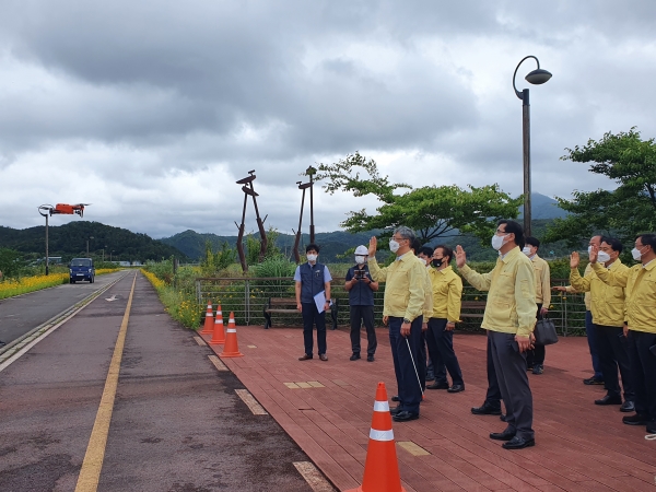 (화순홍수조절지) 박재현 한국수자원공사 사장이 6월 3일 화순홍수조절지(전남 화순군)를 방문하여, 드론을 활용한 원격 안전점검을 진행하고 있다.